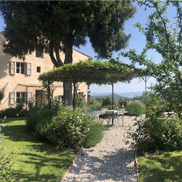 La facciata laterale e la sistemazione paesaggistica